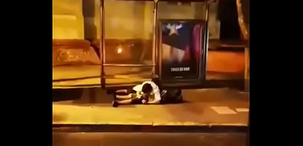 Pillo a chico haciendo una mamada a su amigo en plena calle de Santiago de Chile